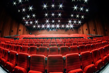 Kırmızı koltuk boş sinema salonu