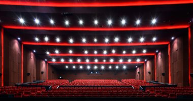 Kırmızı koltuk boş sinema salonu