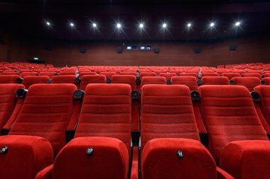 Kırmızı koltuk boş sinema salonu