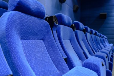 Kırmızı koltuk boş sinema salonu