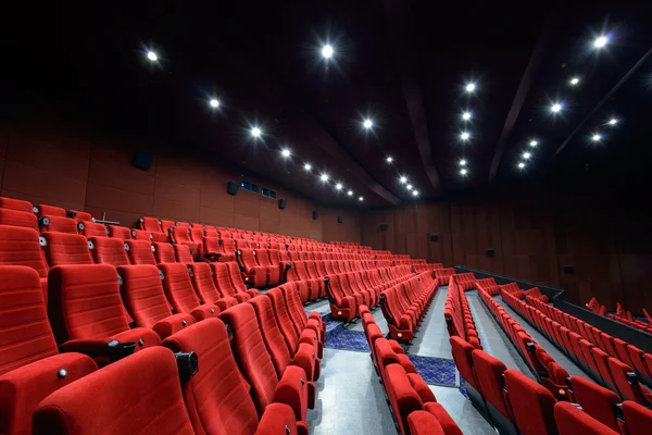 Cinema vuoto con posti a sedere rossi — Foto Stock
