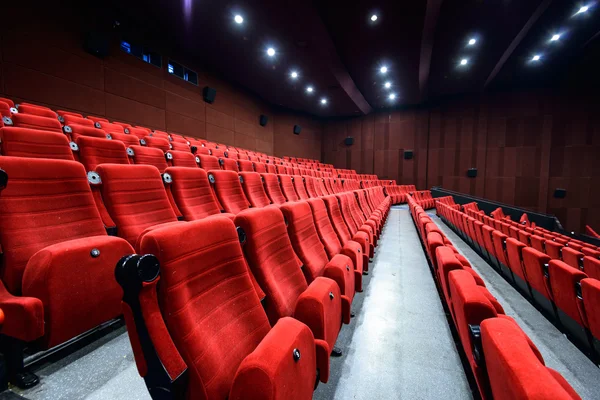 Kırmızı koltuk boş sinema salonu
