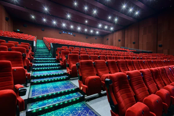 Kırmızı koltuk boş sinema salonu — Stok fotoğraf