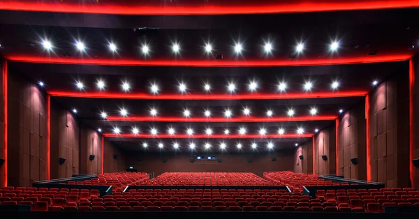 Порожній кінотеатр з червоними сидіннями — стокове фото