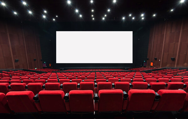 Пустой кинотеатр с красными сиденьями
