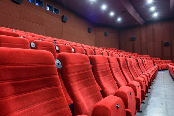 Leeres Kino mit roten Stühlen — Stockfoto