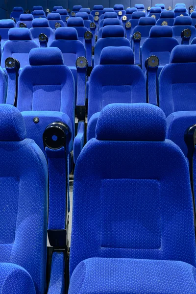 Cinema vuoto con posti a sedere rossi — Foto Stock