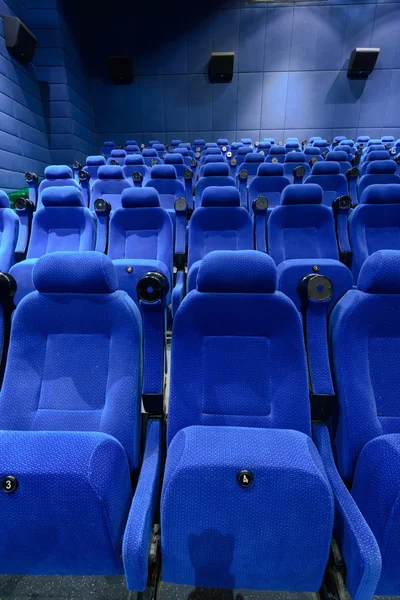 Cinema vuoto con posti a sedere rossi — Foto Stock