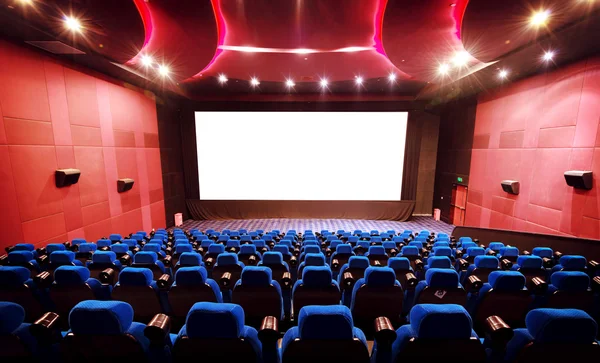 Prázdné kino s červenými sedadly — Stock fotografie