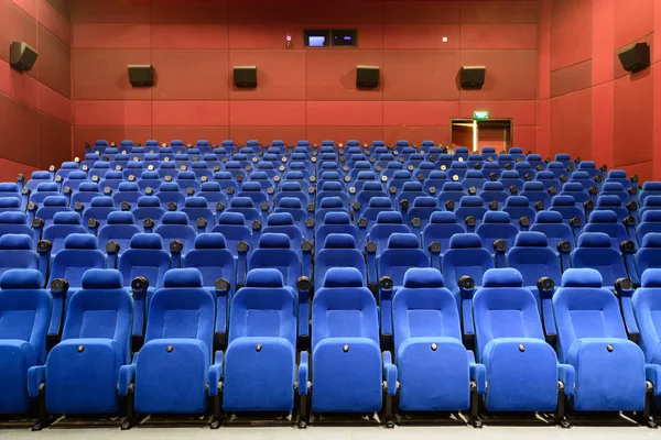 Cinema vuoto con posti a sedere rossi — Foto Stock