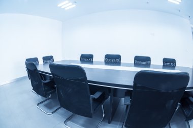 konferans odası masa ve sandalyeler
