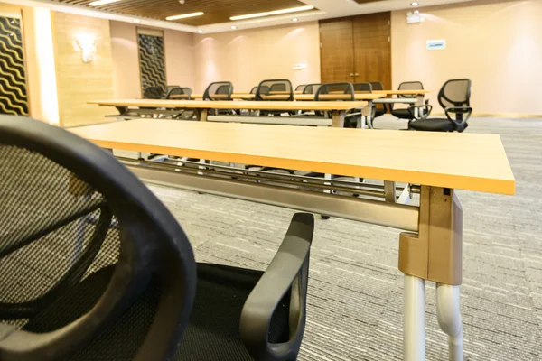 Mesas e cadeiras de sala de conferências — Fotografia de Stock