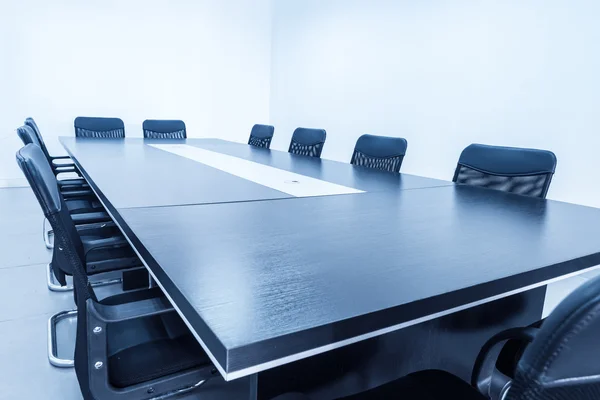 โต๊ะและเก้าอี้ในห้องประชุม — ภาพถ่ายสต็อก