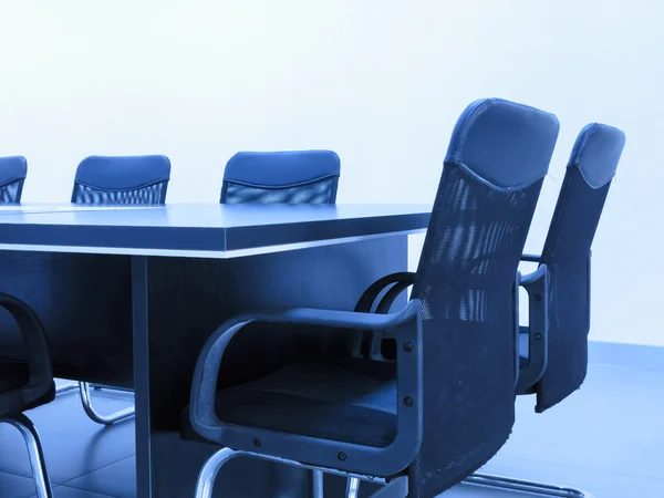 Столы и стулья для конференций — стоковое фото