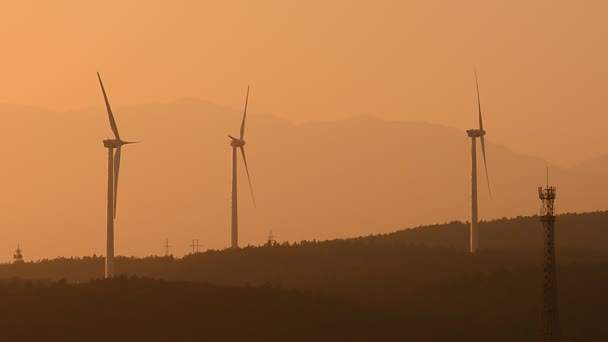 Ανεμογεννήτριες στην εξοχή στο βράδυ — Αρχείο Βίντεο