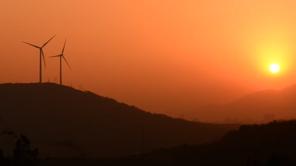 Turbinas eólicas en el campo por la noche — Vídeos de Stock