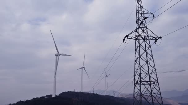 Turbinas eólicas en el campo por la noche — Vídeo de stock