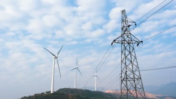 Turbinas eólicas en el campo por la noche — Vídeos de Stock