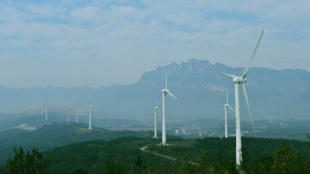 风力涡轮机在乡间黄昏 — 图库视频影像