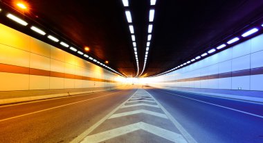 Hızlı tünel şehir ışıkları, hız göz kamaştırıcı