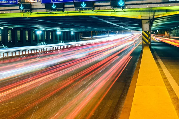 Éjszakai közlekedési lámpák belsejében a kerti híd, shanghai, Kína. — Stock Fotó
