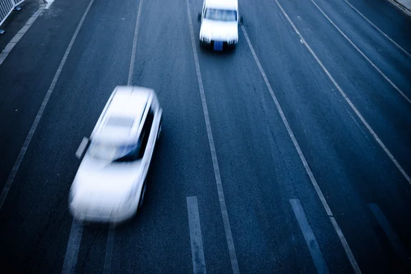 ブラー・モーションで高速道路の車 — ストック写真