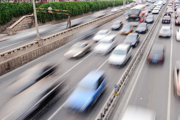 시끄러운 동작으로 고속도로를 달리는 차들 — 스톡 사진