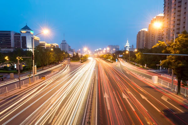 Samochody na autostradzie z rozmyciem ruchu — Zdjęcie stockowe