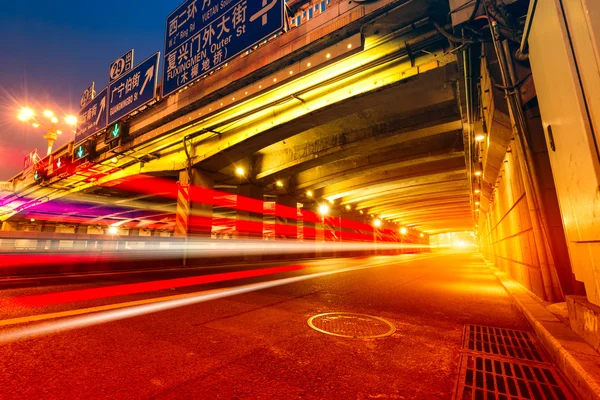 Ciudad moderna, un paso elevado ocupado —  Fotos de Stock