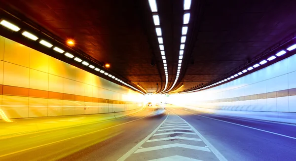 快速隧道城市的灯光，令人眼花缭乱的速度 — 图库照片
