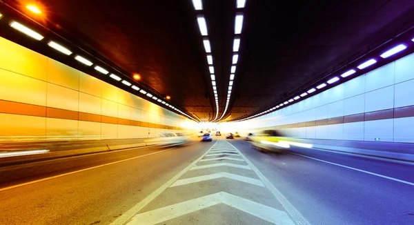 눈부신 속도 빠른 터널 도시의 불빛 — 스톡 사진