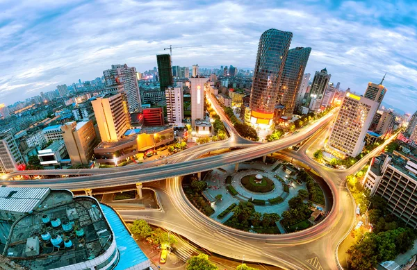 Ciudad moderna, un paso elevado ocupado — Foto de Stock