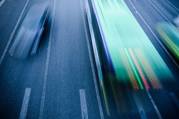 Bilar i motorväg med suddig rörelse — Stockfoto