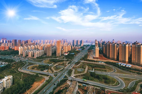 Ciudad moderna, un paso elevado ocupado — Foto de Stock