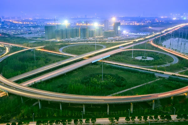 Città moderna, un cavalcavia affollato — Foto Stock