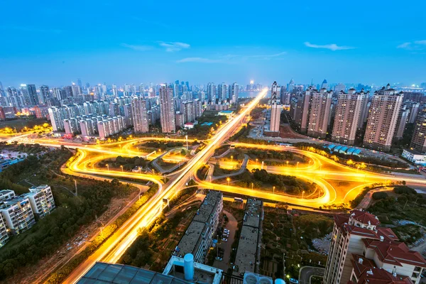 Cidade moderna, um viaduto movimentado — Fotografia de Stock