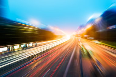 Şangay 'daki modern binanın arka planındaki ışık yolları.