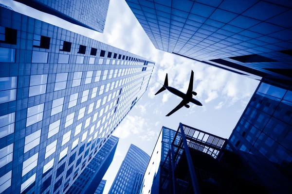 El avión con el fondo de la escena de la ciudad — Foto de Stock