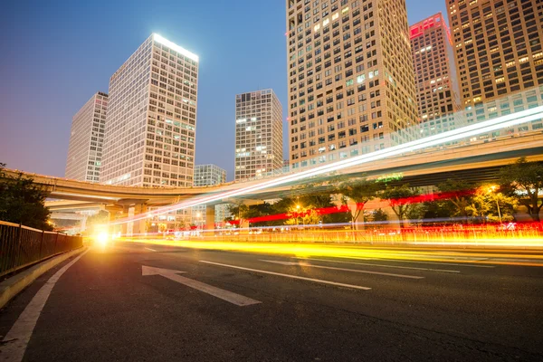 De lichte paden op de moderne gebouw achtergrond in shanghai china — Stockfoto