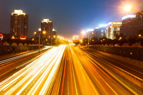 Los senderos de luz en el fondo del edificio moderno en china shanghai — Foto de Stock