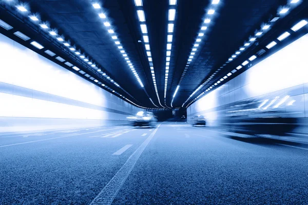 Snabb bil i tunneln, rörelse oskärpa — Stockfoto