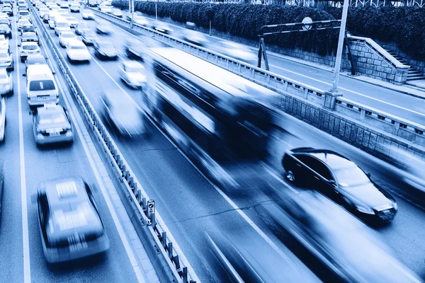 시끄러운 동작으로 고속도로를 달리는 차들 — 스톡 사진