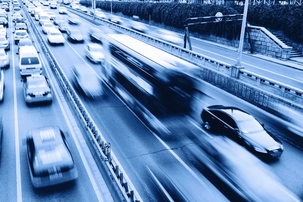 Auto in autostrada con movimento di sfocatura — Foto Stock