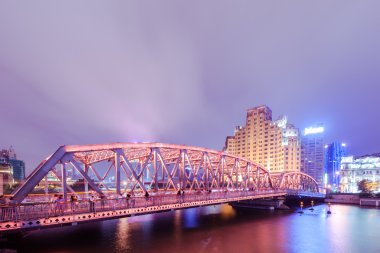 Shanghai Waibaidu köprü panorama ile renkli ışık o gece