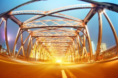 Gece trafik ışıkları içinde Şanghay Waibaidu Köprüsü 