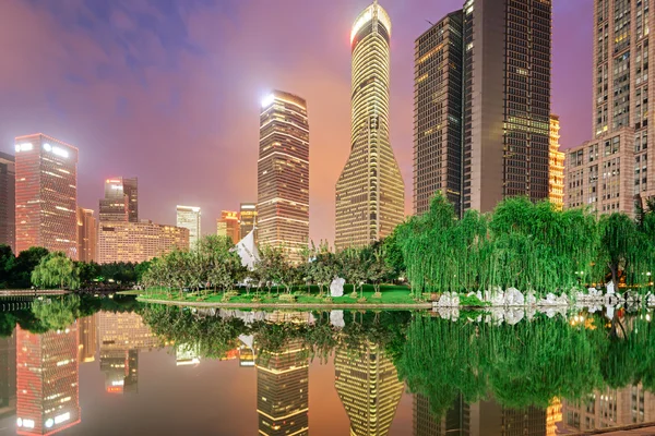 Hochhäuser im neuen Shanghaier Banken- und Geschäftsviertel Pudong — Stockfoto