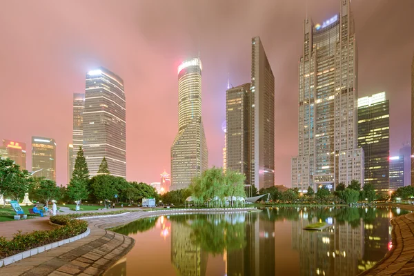 Höghus i Shanghais nya Pudong bank och business vattendistrikt — Stockfoto
