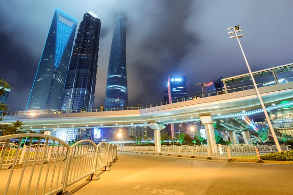 Het licht paden op de achtergrond van de moderne gebouw in shanghai c — Stockfoto