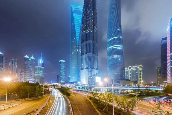 I sentieri leggeri sullo sfondo edificio moderno a Shanghai c — Foto Stock