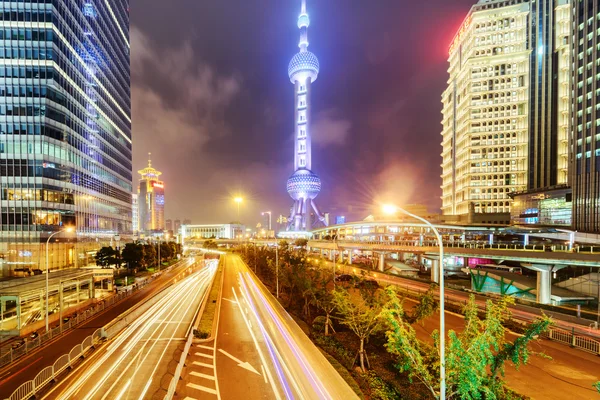 Trasee luminoase pe fundalul clădirii moderne în shanghai c — Fotografie, imagine de stoc